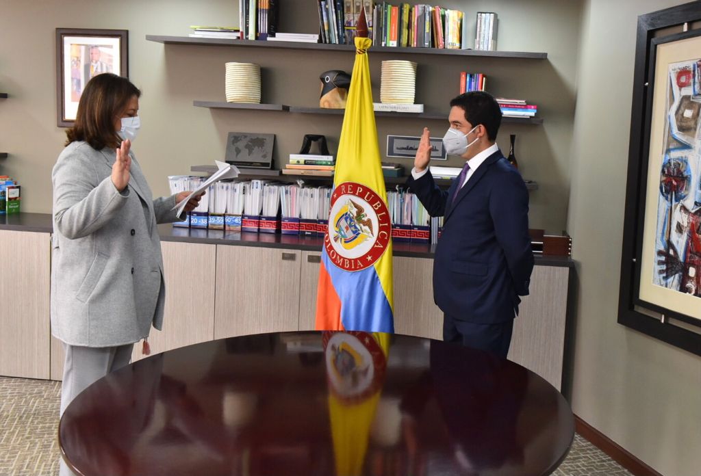 ACardenasMunoz's tweet photo. Asumo como Viceministro de Comercio Exterior desde donde seguiremos trabajando con el equipo técnico y con los empresarios del país por la internacionalización, ampliación del tejido exportador, facilitación del comercio y atracción de inversión extranjera
https://t.co/AIbKxVhcfk https://t.co/gAXKyxnFBg