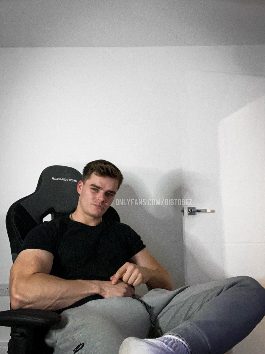 BigTobez's tweet photo. Retweet if grey joggers make you weak🤫😏 https://t.co/QnfSvcYUhG