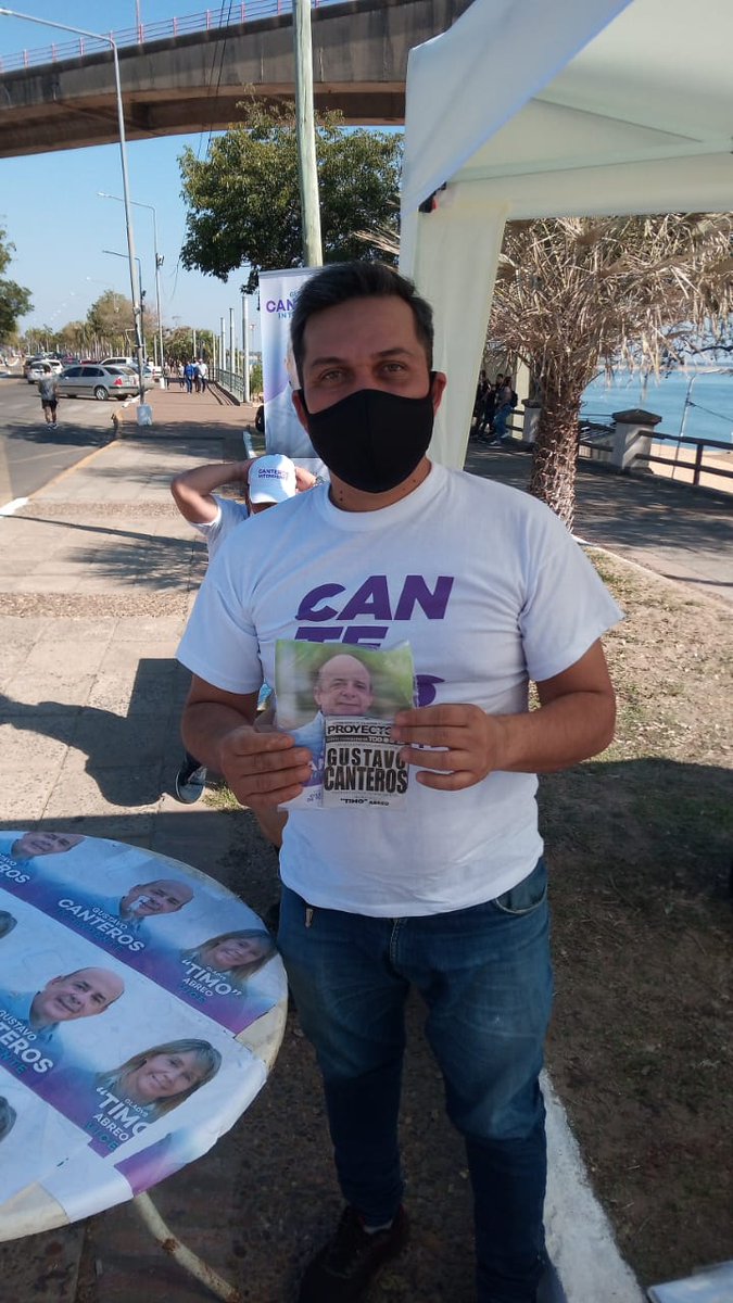 Laubbassi's tweet photo. Panfleteando y repartiendo boletas de la #57 #ProyectoCorrientes 🇦🇷🖒😃 https://t.co/57OFIPYCeh