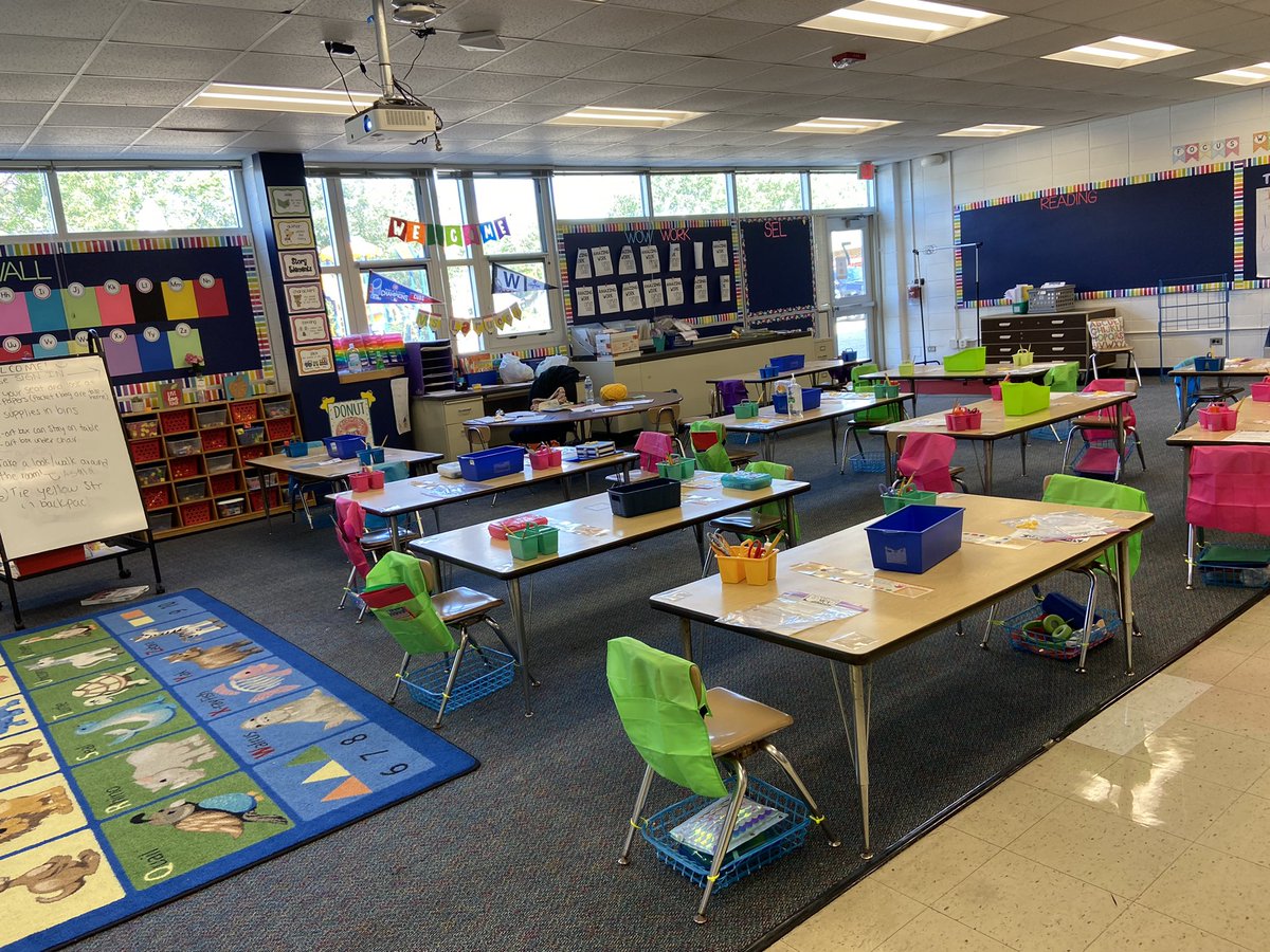 Gina_Larucci's tweet photo. So much fun meeting our new kinders (and seeing former students!) at meet the teacher this morning. Year 5 - here we go! #proudtobe15 #LLhasheart #Kindergarten https://t.co/Zs1yCm9Q76