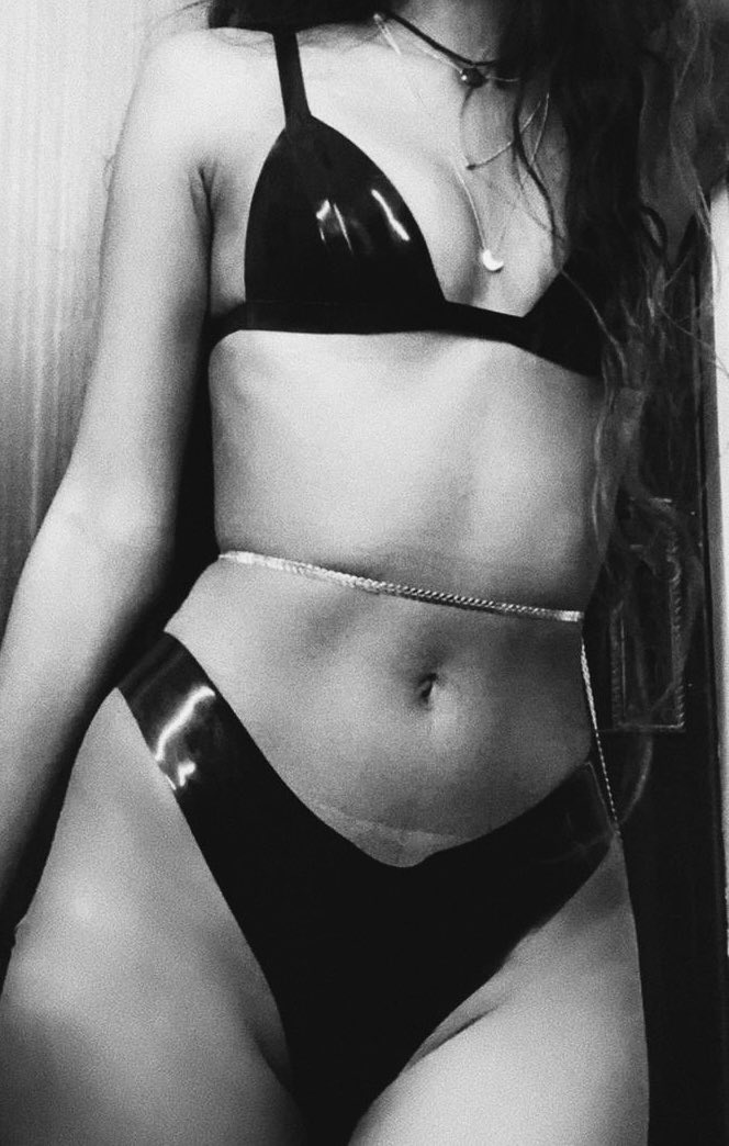 englishdevilgf's tweet photo. new to nsfw twitter 
minors dni  

☞ 22
☞ 5”4 and yes i have an accent c:
☞ switch
☞ she/her/any
☞ pansexual
☞ soft/hard kinks

♡/⟳ for mutuals https://t.co/nTe9whlgx7