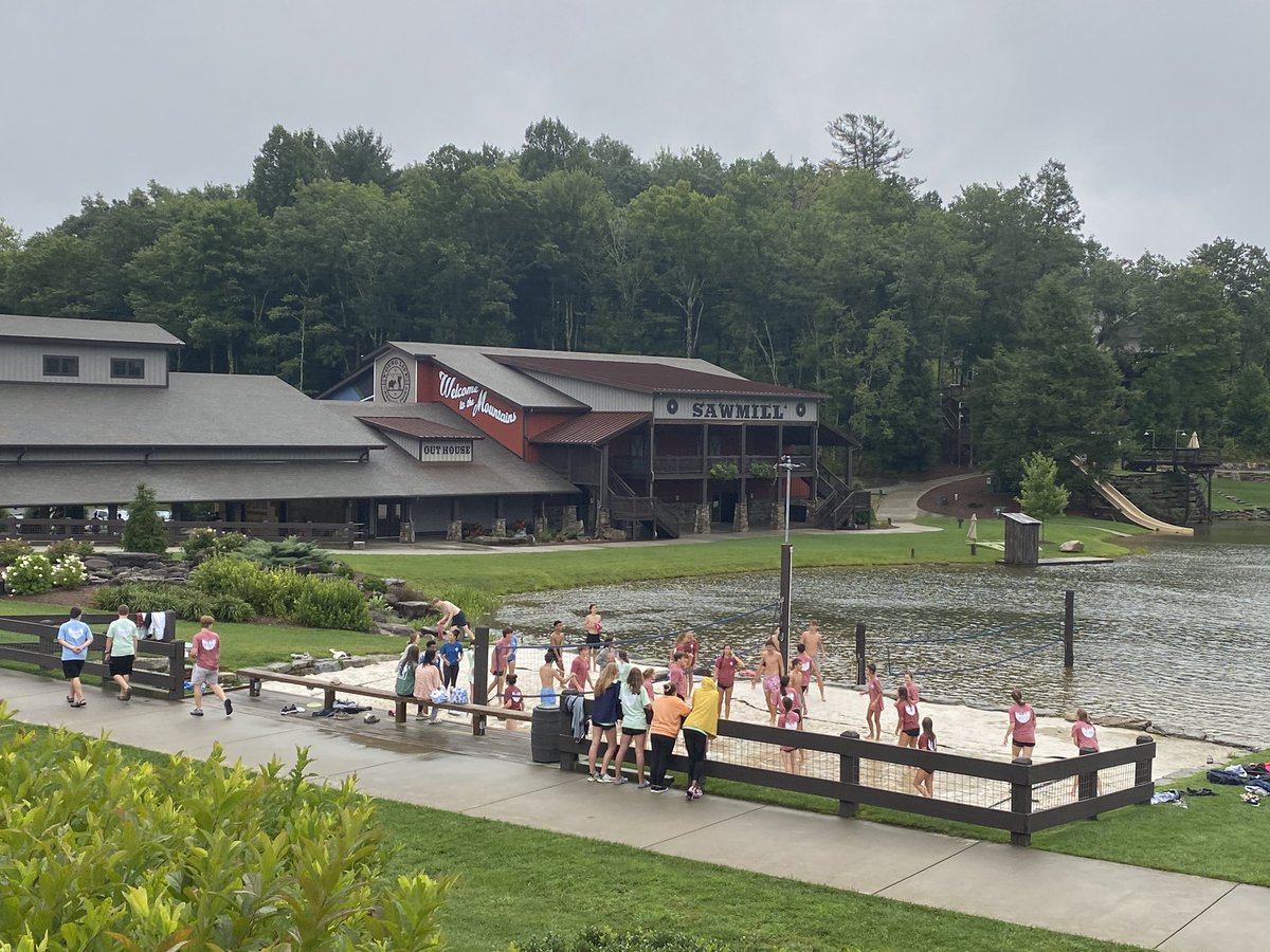 TonyFajardo21's tweet photo. It all started with a DREAM & PRAYER. Surrounded by teachers who have made their relationship with Jesus Christ the foundation of their lives, students are encouraged @CarolinaPoint in their spiritual walk with JESUS. It all starts today! #noplacelikebenlippen #dreambig #praymuch https://t.co/q4fVtJKQUT