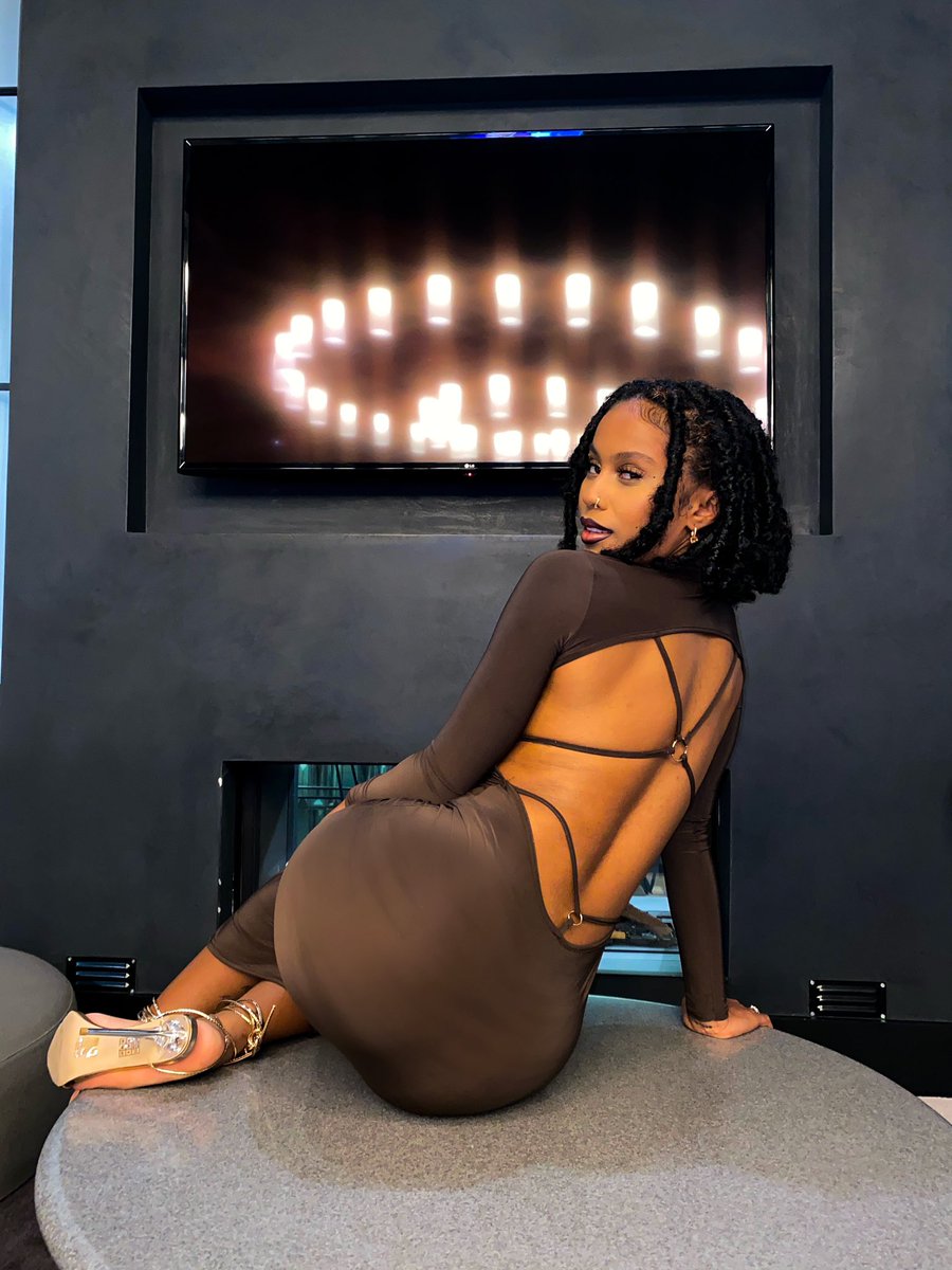beeechimblind's tweet photo. Silver Lines Out Now!! Go Stream!!! Winners of the competition will be announced tomorrow!!!
🍫🍫🍫
#iamddb #silverlines #supriseboxes https://t.co/YSLxrwr336