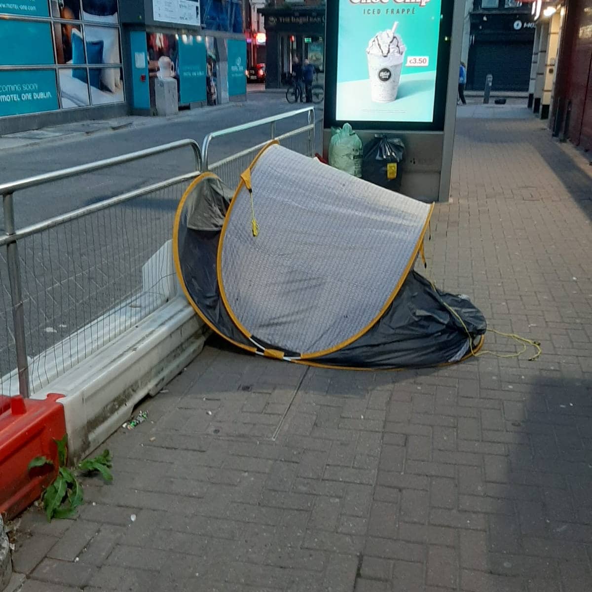 ICHHDUBLIN's tweet photo. It's a wet tuesday night and the ICHH outreach teams are on the streets of the capital on their nightly routes.

Please give them a call on 085-8389281 or 086-1381576 if you see anyone in need of our help tonight.

#Outreach https://t.co/MThfH8GRVG