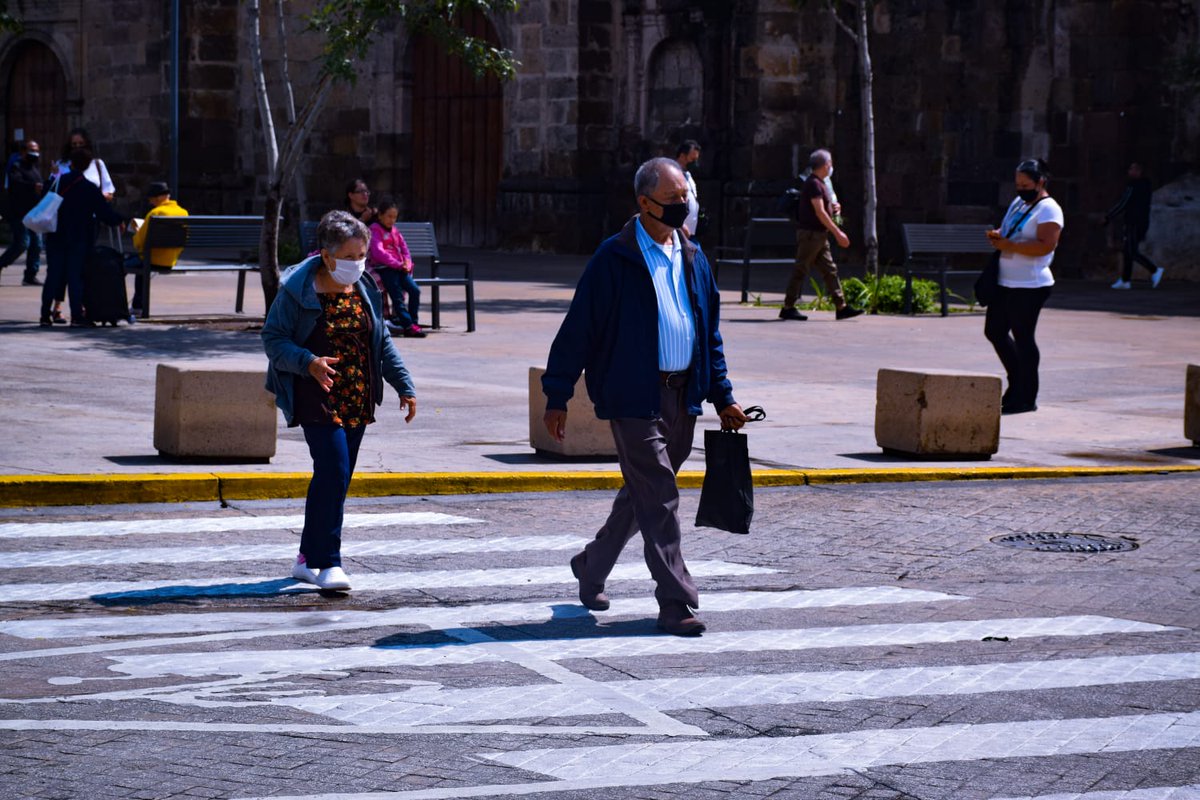 Este #DíaDelPeatón junto a <a href="/BlancosPasos/">pasos_blancos</a>, <a href="/Pendulo_UE/">Péndulo Urbanismo Estudio</a>, <a href="/CEMEXMx/">Cemex México</a>, <a href="/RedSalvaguarda/">Jovenes Salvaguarda ❤️ Memecoin</a>,Clic Por Amor Abróchalos, @shapersGDL, <a href="/gdlenbici/">Gdl en bici</a>, <a href="/femibici/">Femibici Gdl</a> y @PapMusITESO recuperamos un cruce peatonal en el centro de Guadalajara 👨🏾‍🦯🚶🏾