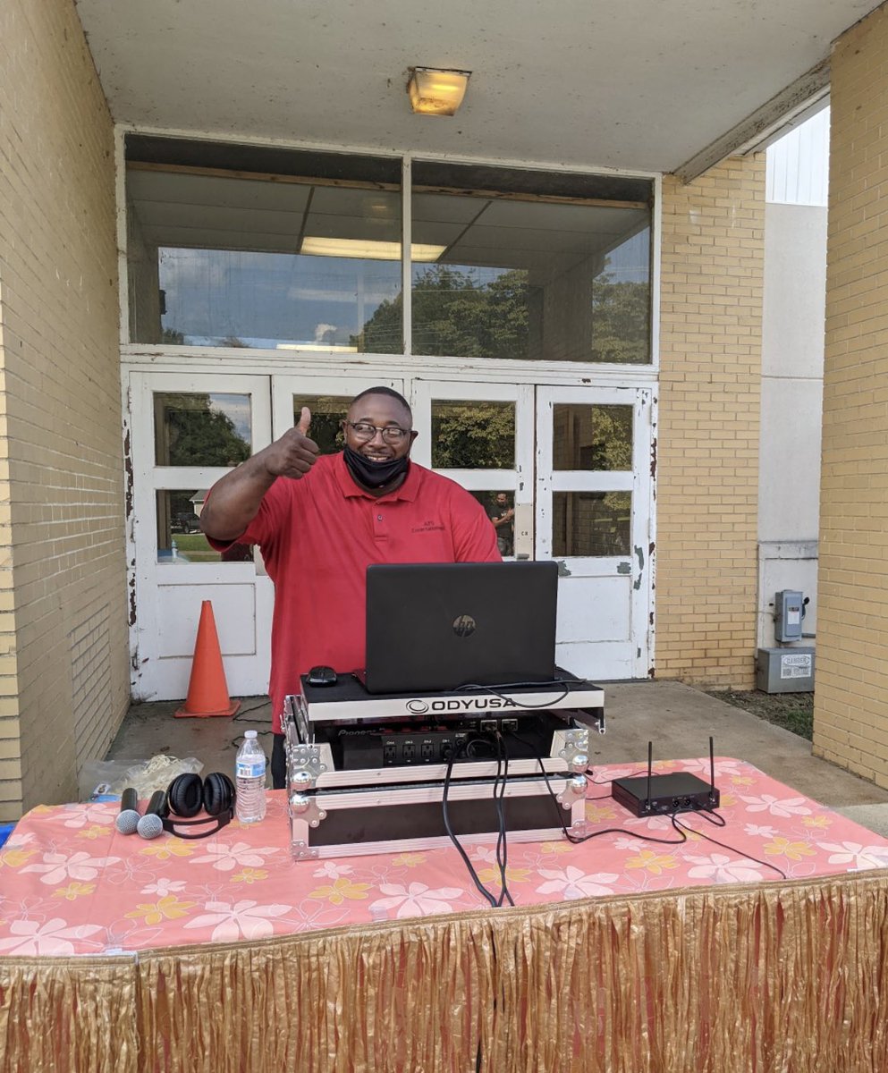 pope_school's tweet photo. Back to school #PopeSTYLE! 🐾❤️Shoutout to our amazing PTO for putting on such a fun event yesterday and all those involved that helped make it possible! The Back to School bash was one to remember! Thanks for coming out! #WINNING @JMCSchools @thvowell https://t.co/vrBzWWXICC