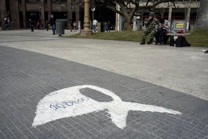 PERIODlSTAPERON's tweet photo. Ayer los "manifestantes espontáneos" que fueron con las piedras a Plaza de Mayo vandalizaron otra vez los Pañuelos de las Madres. Hoy se volvieron a pintar. Nunca van a entender que la Memoria no se mancha. Amor y Memoria. https://t.co/5F8rHJGZaV