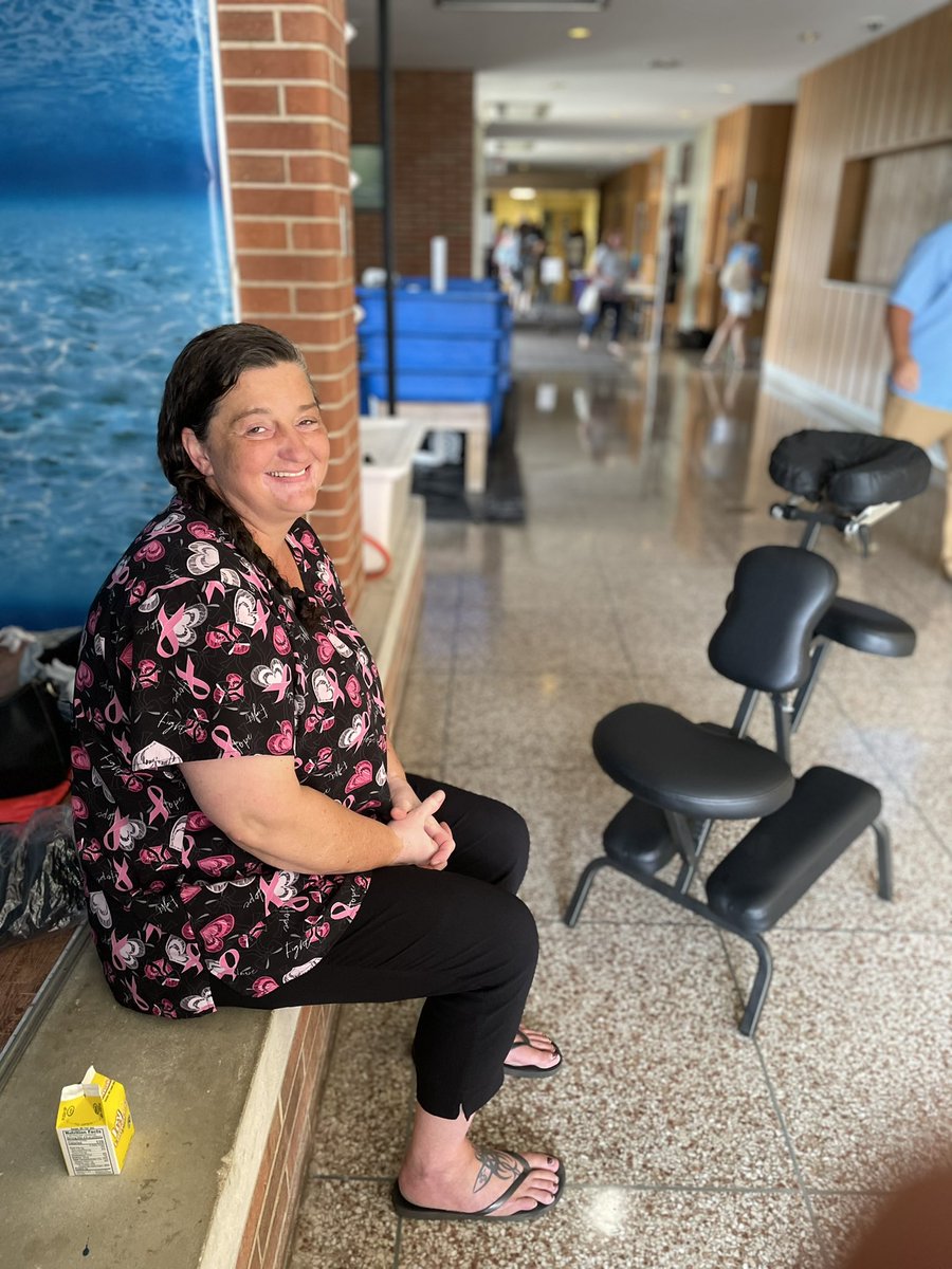 docspeaks's tweet photo. 🤗#AboutToday with #thebalconypeople of #tulpehockenareaschools “Don’t Judge A 📕 By It’s Cover!” 💯 And remember to keep your wheelbarrows full &amp; your backpacks 🎒 🎒 empty! #lovelightandinsight✨ in ALL things!🤩 https://t.co/hNDIixpoJW