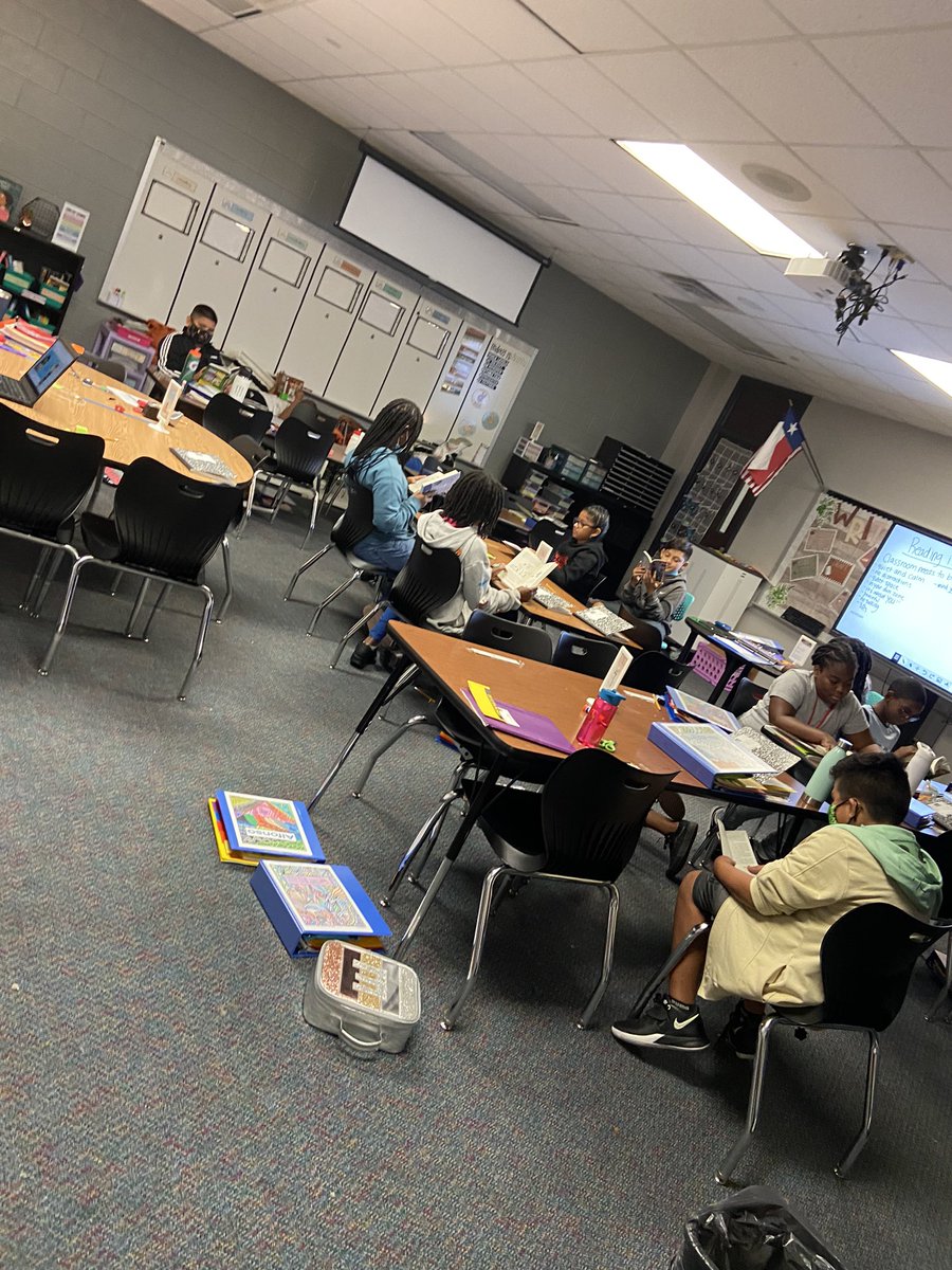 I walked past @MsStone_RPE class and saw every single student lost in a book 📖 <a href="/HumbleISD_RPE/">River Pines Elementary</a>