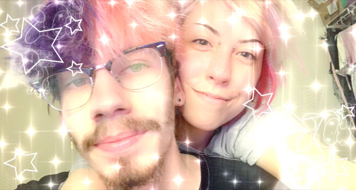 hellolonlie's tweet image. a pro gamer and his biggest fan