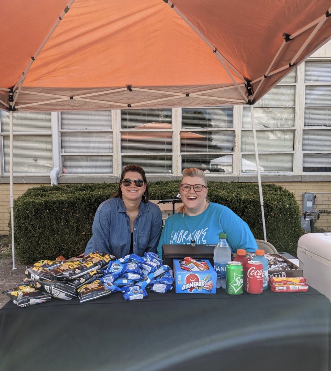 pope_school's tweet photo. Back to school #PopeSTYLE! 🐾❤️Shoutout to our amazing PTO for putting on such a fun event yesterday and all those involved that helped make it possible! The Back to School bash was one to remember! Thanks for coming out! #WINNING @JMCSchools @thvowell https://t.co/Djvty1DIqK