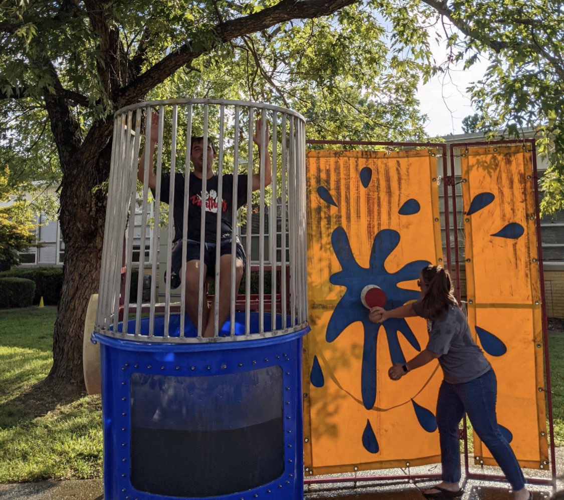 pope_school's tweet photo. Back to school #PopeSTYLE! 🐾❤️Shoutout to our amazing PTO for putting on such a fun event yesterday and all those involved that helped make it possible! The Back to School bash was one to remember! Thanks for coming out! #WINNING @JMCSchools @thvowell https://t.co/7iaUBWKLie