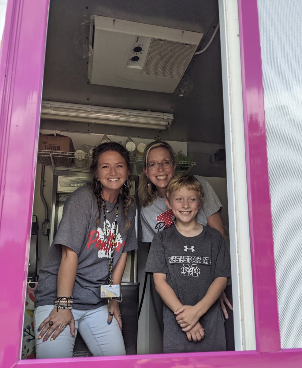 pope_school's tweet photo. Back to school #PopeSTYLE! 🐾❤️Shoutout to our amazing PTO for putting on such a fun event yesterday and all those involved that helped make it possible! The Back to School bash was one to remember! Thanks for coming out! #WINNING @JMCSchools @thvowell https://t.co/7iaUBWKLie