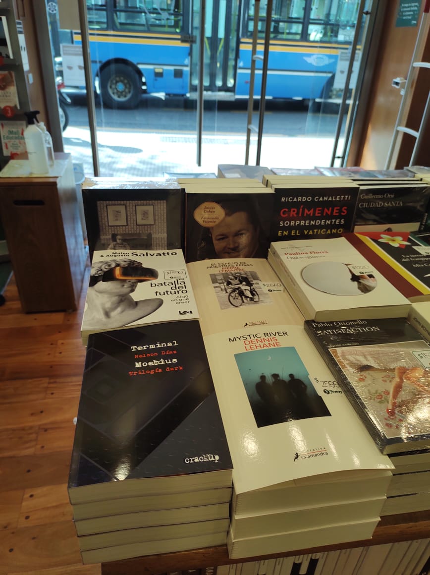 _nelsondiaz's tweet photo. En librería Yenny en el porteño barrio de Caballito también podés encontrar mi trilogía #TerminalMoebius @edcrackup https://t.co/YpxrqblsQR
