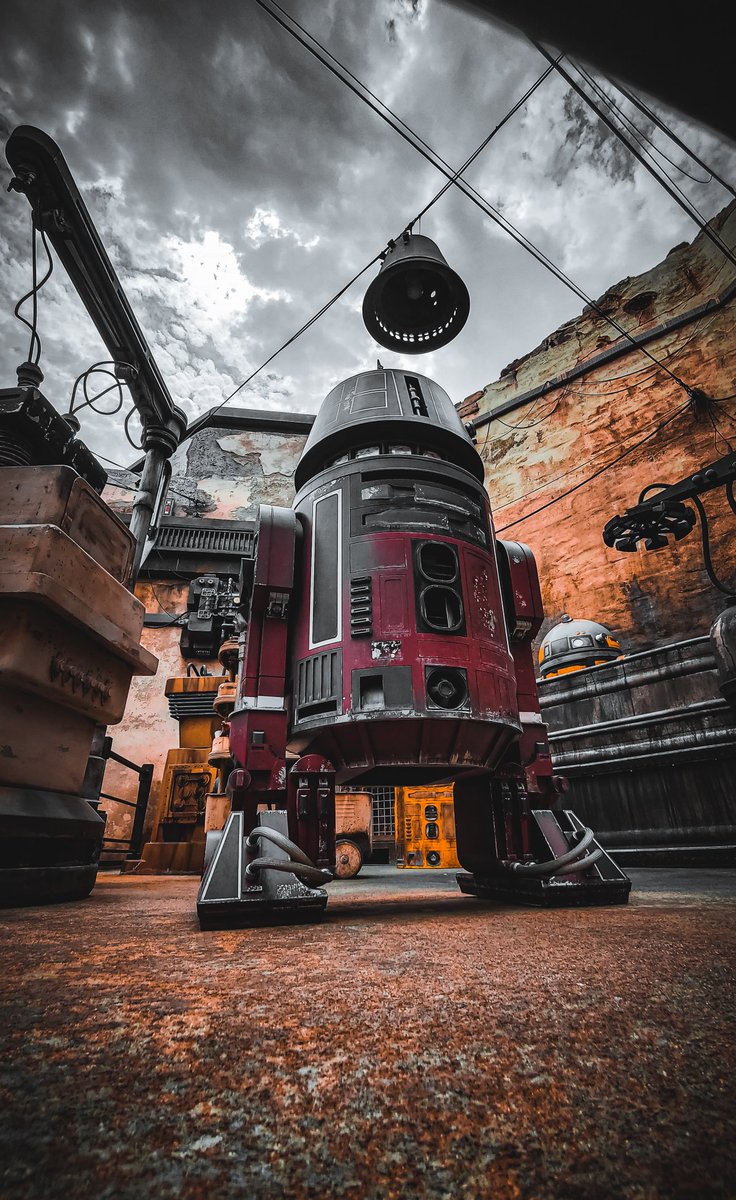 Your focus determines your reality. #starwars #droid #r5d4 #disneyland #galaxysedge #photography #phonephotography #samsung #moodygrams #moodyphotography #moodytones #depthobsessed #depthoffield #disneylandcalifornia #starwarsgalaxysedge #travelphotography #withgalaxy #moody