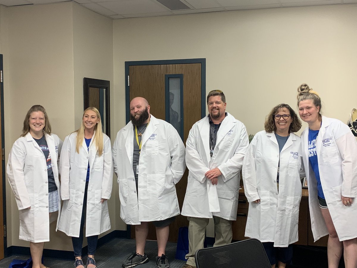 BSchusterEDU's tweet image. CMS science is looking sharp in their new CMS lab coats! @cmscolts @CMSsci #teamcolt