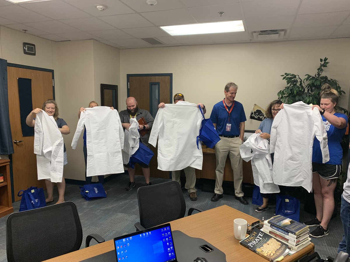 BSchusterEDU's tweet image. CMS science is looking sharp in their new CMS lab coats! @cmscolts @CMSsci #teamcolt