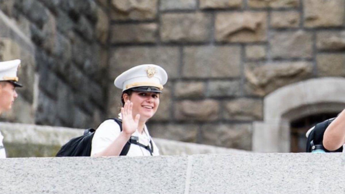 MrsJessicaNolan's tweet photo. Catherine Theut walking to her first day of class @WestPoint_USMA ! She officially joined the Corps of Cadets on Saturday after completing her Cadet Basic Training! #plebeyear #Classof2025 @HumbleISD_KHS @KingwoodNjrotc https://t.co/989YZirqEM