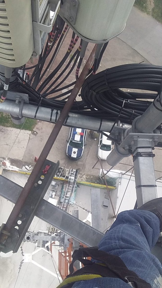 jaimeprezhdez's tweet photo. @SSPCMexico @IFT_MX @SCT_mx @centrosctedome1 @SS_Edomex @GobIzcalli @Ecatepec @DJyCEcatepec @DSPyTEcatepec @Telcel @ATTMx @AmericanTowerUS @TelesitesMx  Modernizando RED CELULAR en el estado de MEXICO es falta administrativa trabajar en instalaciones privadas?? https://t.co/9svjhdGJ93
