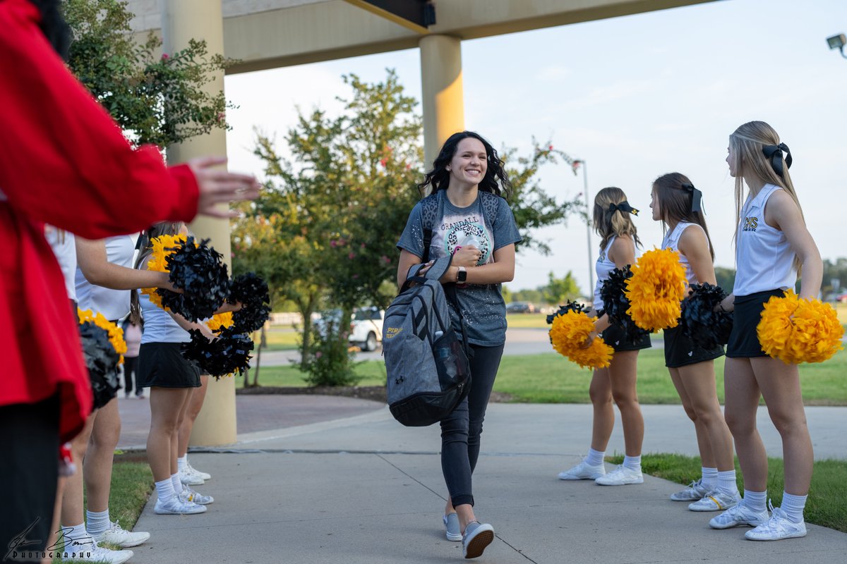 BowieJason's tweet photo. @OfficialCISD @CrandallHS @CrandallBand @WeAreCHSCheer #cisdsetthepace #cisdFirstday #piratesforever a few 1st day pics from CHS https://t.co/SFq4414iqV