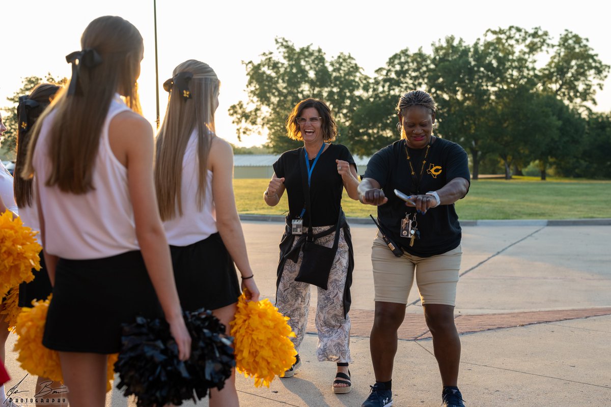 BowieJason's tweet photo. @OfficialCISD @CrandallHS @CrandallBand @WeAreCHSCheer #cisdsetthepace #cisdFirstday #piratesforever a few 1st day pics from CHS https://t.co/SFq4414iqV