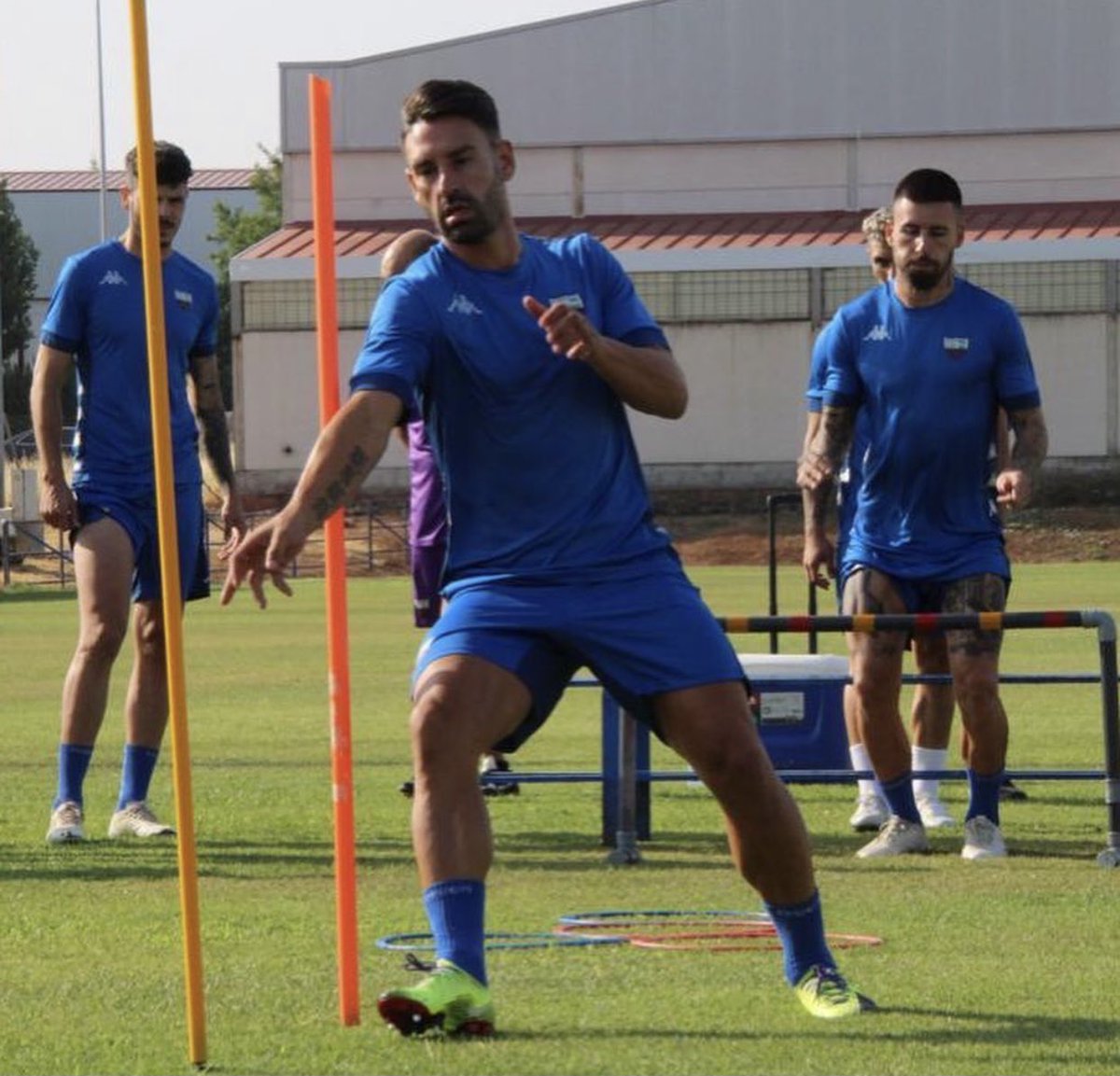 Rodrigomoran100's tweet photo. ✍🏻 Un día más. Estos siguen sin cobrar. Pero siguen ahí, entrenando. En el verde. Aguantando días. Y, me dicen, que con enorme profesionalidad. Estos están manteniendo el alma del club ahora mismo. Aplaudan porque lo que hacen vale más que muchos partidos. https://t.co/jnlQOi0V3W