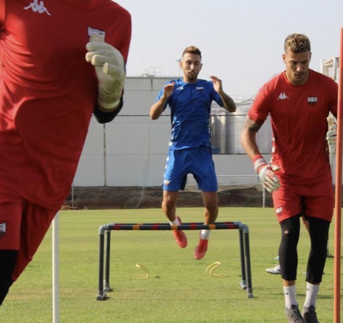 Rodrigomoran100's tweet photo. ✍🏻 Un día más. Estos siguen sin cobrar. Pero siguen ahí, entrenando. En el verde. Aguantando días. Y, me dicen, que con enorme profesionalidad. Estos están manteniendo el alma del club ahora mismo. Aplaudan porque lo que hacen vale más que muchos partidos. https://t.co/jnlQOi0V3W