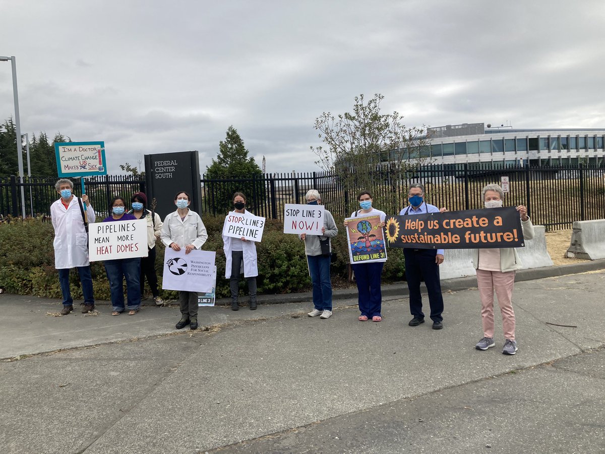 We as health professionals stood outside the Army Corp of Engineers building in Seattle to deliver a letter to @POTUS to #StopLine3 pipeline and #FossilFree4Health.