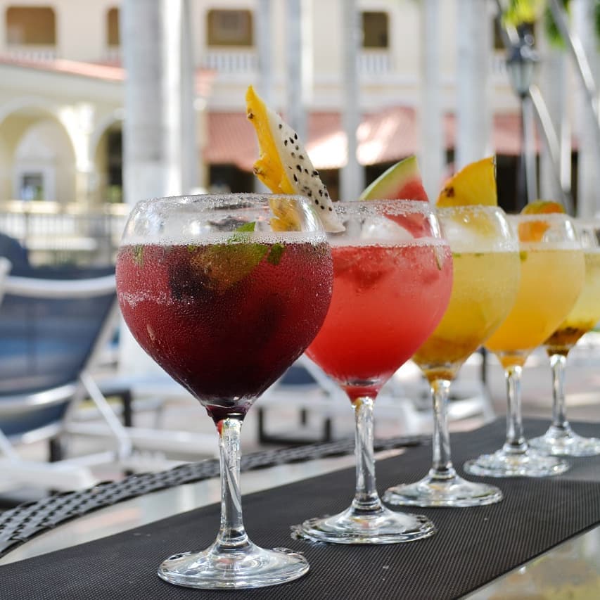 Pon un poco de color a tu semana con uno de nuestros cócteles de Pool Bar.🍹

¡Te esperamos!🙋🏼‍♀️
