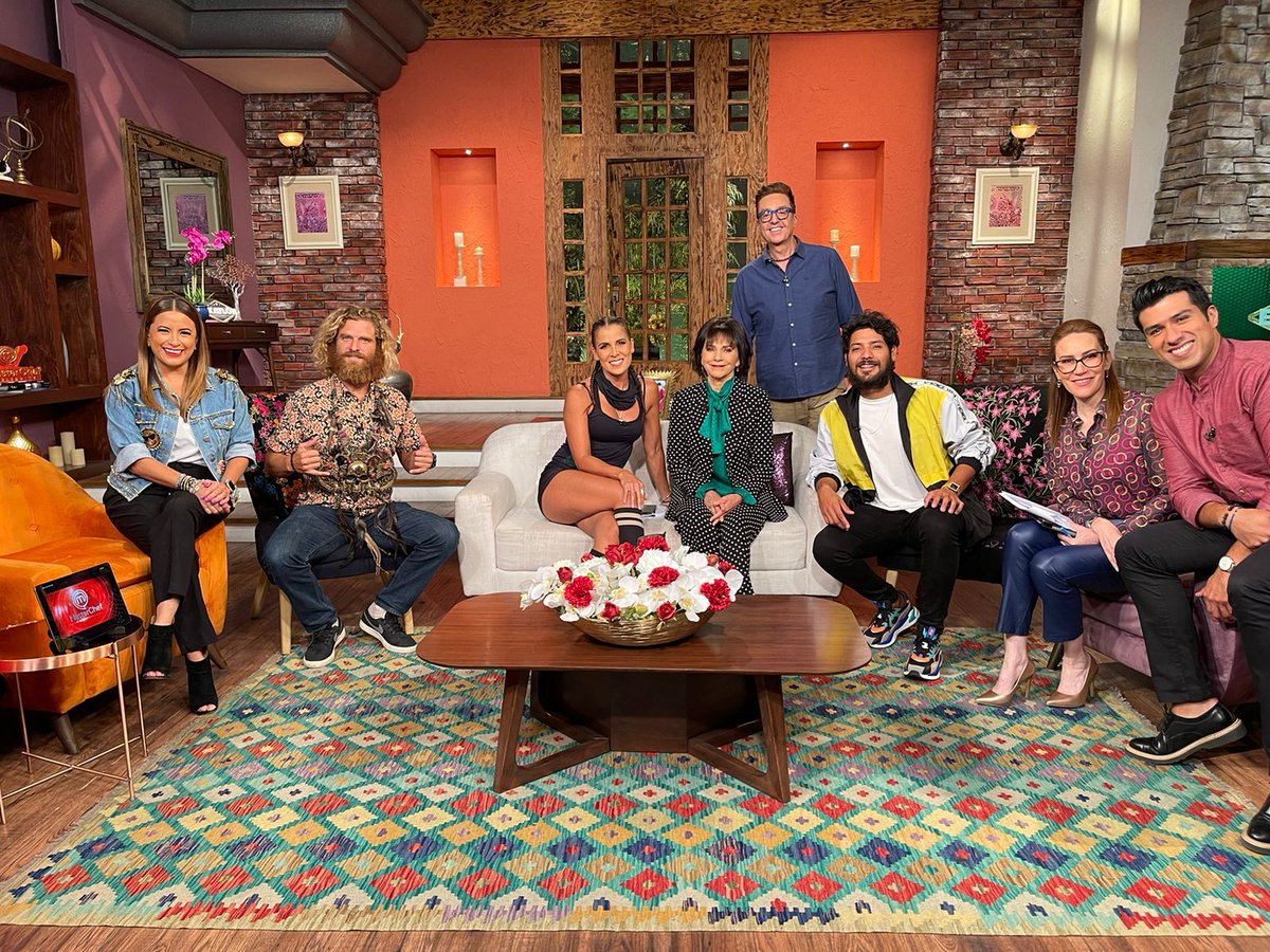 AztecaUNO's tweet photo. Los sobrvivientes estuvieron presentes en la icónica sala de #Ventaneando. 🛋️ 🌴 📺 🙌 @mexico_survivor https://t.co/OuHpj1BcXO
