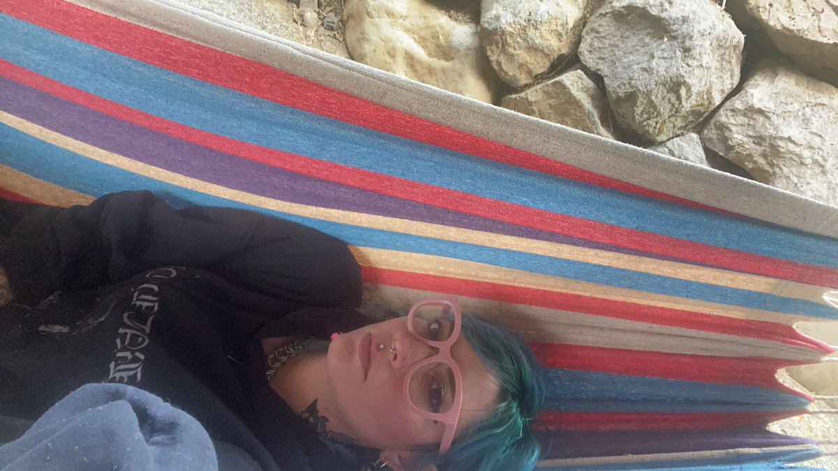 basicallygoogle's tweet image. this hammock is big
