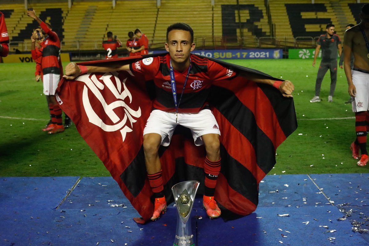 venecasagrande's tweet photo. Destaque na campanha do Flamengo no título do Brasileirão Sub-17, o meia-atacante Matheus Gonçalves, que completa 16 anos nesta quarta, irá assinar o primeiro contrato profissional com o Fla na quinta. O vínculo terá validade de três anos. https://t.co/YnASGtVCfa