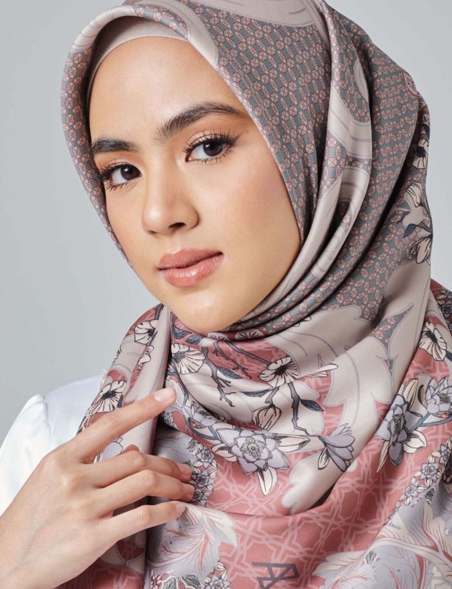 s_ameerazaini's tweet photo. We did it again! #azwarisan releasing 20.8.21. Twill silk, bidang 45. Book now 👇 https://t.co/aoCQcwgmZ8
@ameerazainihq @ameerazaini #printedbawal #bawal #tudungcantik #bulanmerdeka #hijabista #twillsilk #bidang45 #kuantan #squarescarf #bawalsilk #ameerazaini https://t.co/9qjpjGyAgM