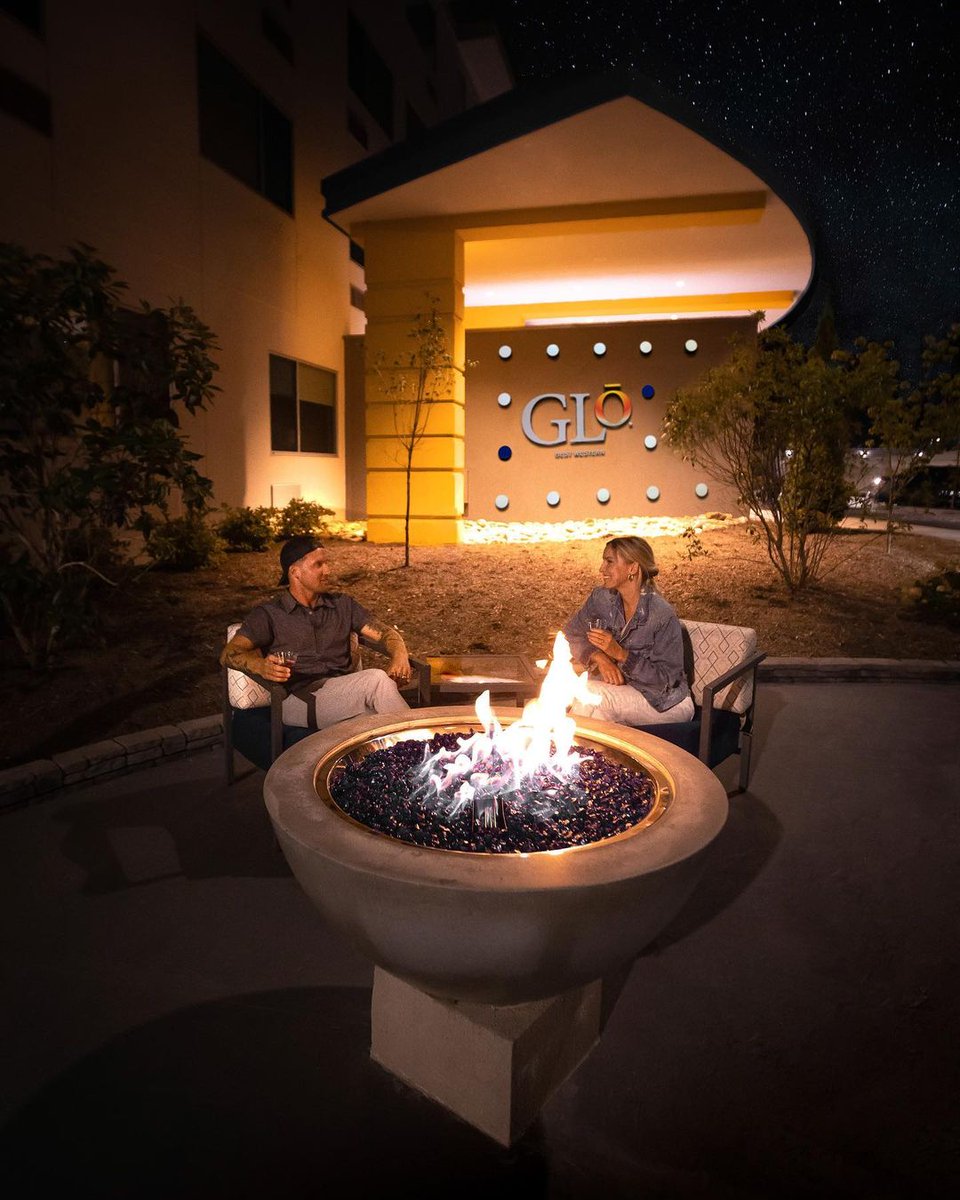 Good conversations around the fire under the 'Glo' night sky? We could get used to this. 🤩🔥 📍: Glo By Best Western Nashville 📷: League Travels