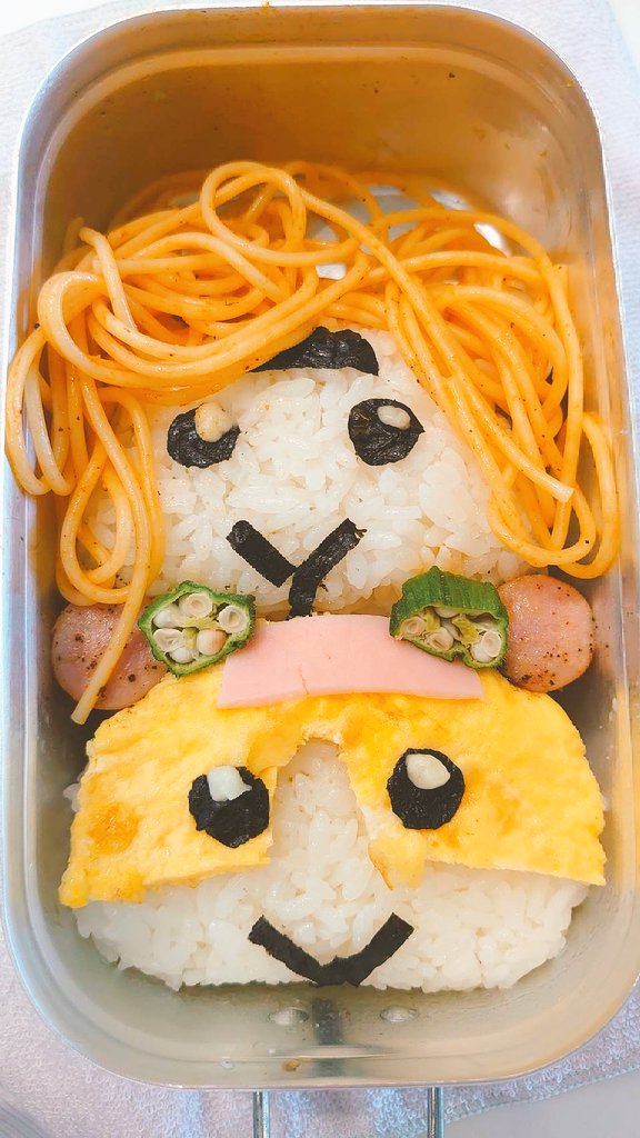 サヤ على تويتر 今朝 出来心で旦那さんに モルカーもどき弁当 写真左 を持たせたのですが 先ほど気づいたようで 写真右 が送られてきました あなたトレモルちゃん 雑な弁当画像すみません