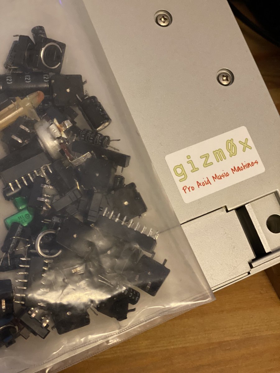 浜里堅太郎 ニューニッポニア على تويتر Tb 303の摘出された臓器 よっぽど聞き込んでいないと分からない音 の違いですが 見事に不良箇所を探し当てリペアしていただきました あとはスイッチの全交換 コンデンサー置き換えによる音質改善なども 素晴らしい Tb303