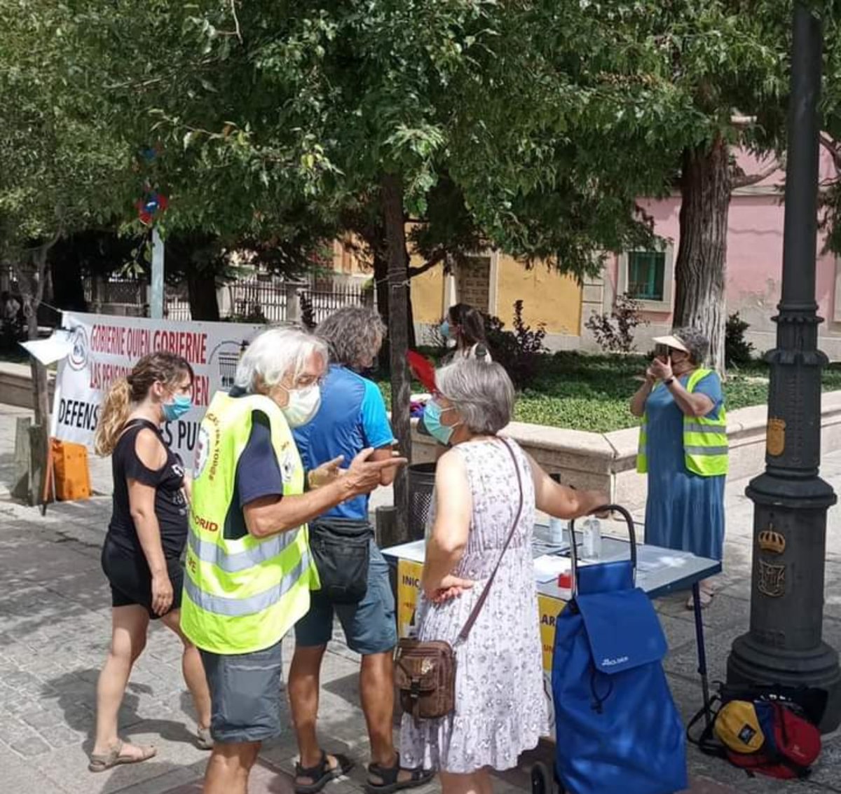 SgPensiones's tweet photo. Sábado en El Real Sitio de San Ildefonso. Muy satisfechas de la buena acogida. https://t.co/qCMcg2zD92