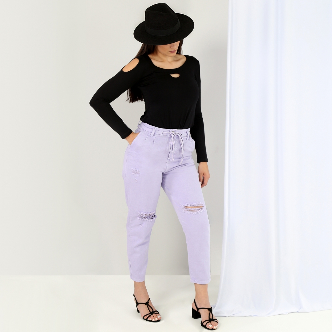 ⁣⁣Atemporal e confortável, a #CalçaSlouchy possui o caimento soltinho. Para um look super moderno, a cor lilás adiciona leveza ao visual te deixando #PoderosaComSawary