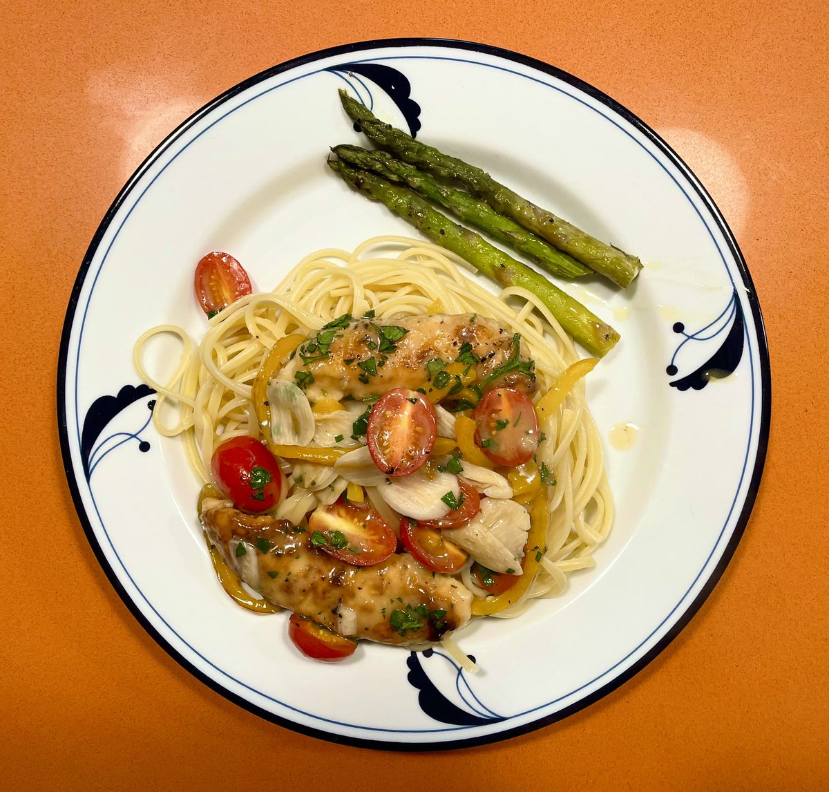 dlkellogg17's tweet photo. Finally unpacked enough to start my usual process of cooking the stress away. Something easy tonight to start off: chicken scampi with linguine and roasted asparagus #ClassicsCooks #ICookWhenImStressed https://t.co/pbvF1Z29gu