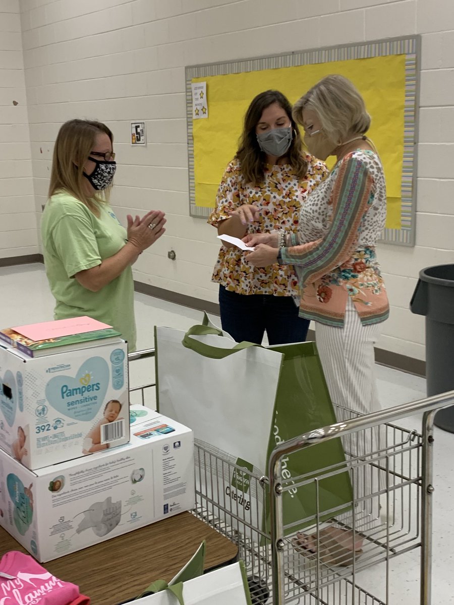 Awesome first day at RBE and my sweet RBE family treated me to a Glammy to he shower!!💗💗 #onwardasone💗⁦<a href="/RBESRoadrunners/">Red Bank Elementary</a>⁩ ⁦<a href="/ricardbd/">Benji Ricard</a>⁩ ⁦<a href="/LexingtonOne/">Lexington County School District One</a>⁩ ⁦@GLittle_Lex1⁩