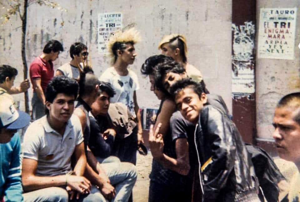 vampirelovedark's tweet photo. ^ MÉXICO HARDCORE 💀 MÉXICO PUNK ^
<<<<<<<<<< 1980 & 1990 >>>>>>>>
Un agradecimiento muy especial a
SERGIO AKNEZ ( ex masacre.) por compartir una de las mejores épocas de punk- hardcore en nuestro país 💀👍🏻 #punkmexico https://t.co/fcUJpGJq4s