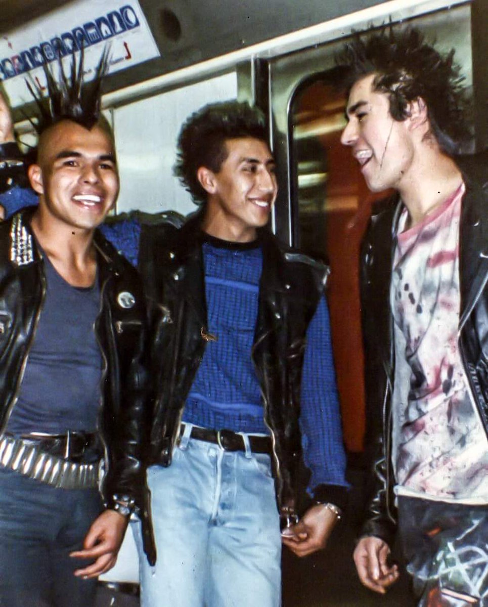 vampirelovedark's tweet photo. ^ MÉXICO HARDCORE 💀 MÉXICO PUNK ^
<<<<<<<<<< 1980 & 1990 >>>>>>>>
Un agradecimiento muy especial a
SERGIO AKNEZ ( ex masacre.) por compartir una de las mejores épocas de punk- hardcore en nuestro país 💀👍🏻 #punkmexico https://t.co/fcUJpGJq4s