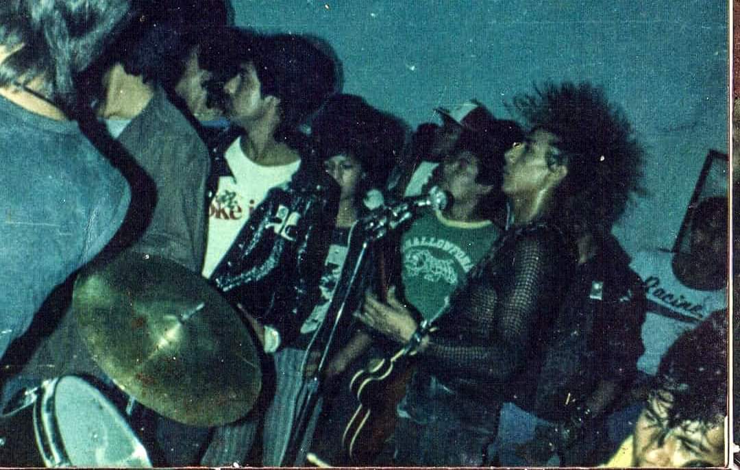 vampirelovedark's tweet photo. ^ MÉXICO HARDCORE 💀 MÉXICO PUNK ^
<<<<<<<<<< 1980 & 1990 >>>>>>>>
Un agradecimiento muy especial a
SERGIO AKNEZ ( ex masacre.) por compartir una de las mejores épocas de punk- hardcore en nuestro país 💀👍🏻 #punkmexico https://t.co/fcUJpGJq4s