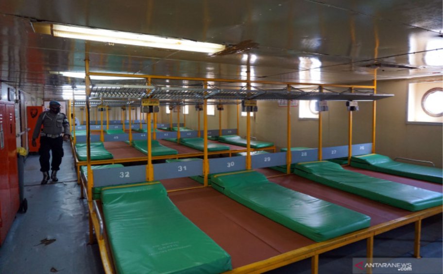 LamberthusJ's tweet photo. KM Sirimau dari PELNI telah tiba di Kota Sorong sebagai bantuan dari pemerintah pusat, yang akan dipergunakan sebagai tempat isolasi terapung bagi masyarakat Kota Sorong.

Sebagai bagian dari penanganan pandemi, hal ini sangat membantu kami, pemerintah daerah. Sumber: Antaranews https://t.co/HbfeNXasdR