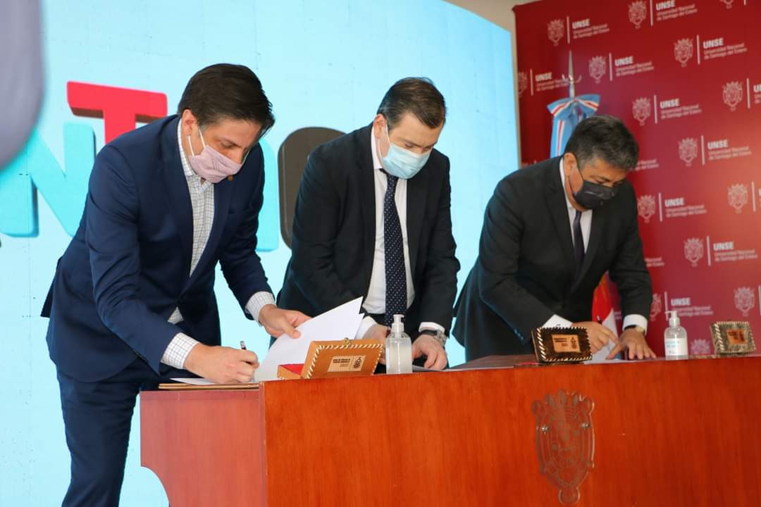 HectorRubenPaz's tweet photo. Junto al ministro @trottanico firmamos Actas Acuerdos para la construcción del Hospital Universitario de Clínicas. Por su parte, el gobernador @GZamoraSDE firmo el decreto de licitación para la construcción del edificio donde funcionará este centro de salud. https://t.co/zL8eUkRPXv