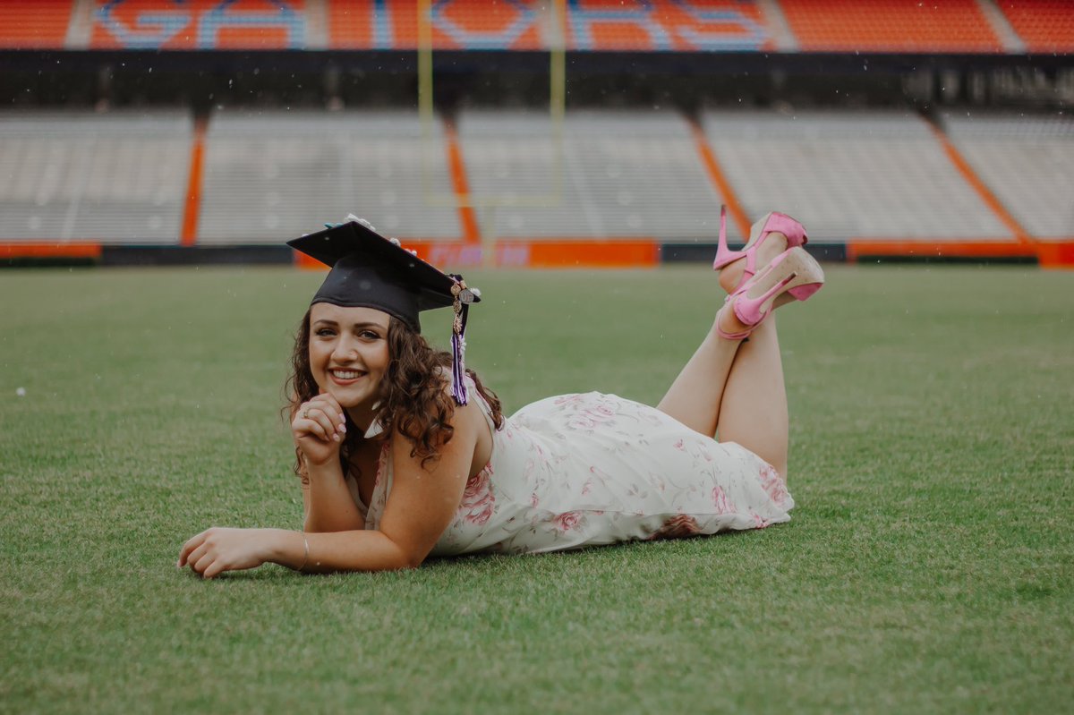EmmaLNichols_'s tweet photo. Few favs from my grad photoshoot 🐊 Anyone want to hire a first gen college student with a bachelors in PR, who has marketing manager experience and 5 internships under their belt? #slightflex 

I’m looking in #AustinTX 🤠 PR jobs preferred or a focus in real estate 🤠 #GoGators https://t.co/9UNluC3KFd