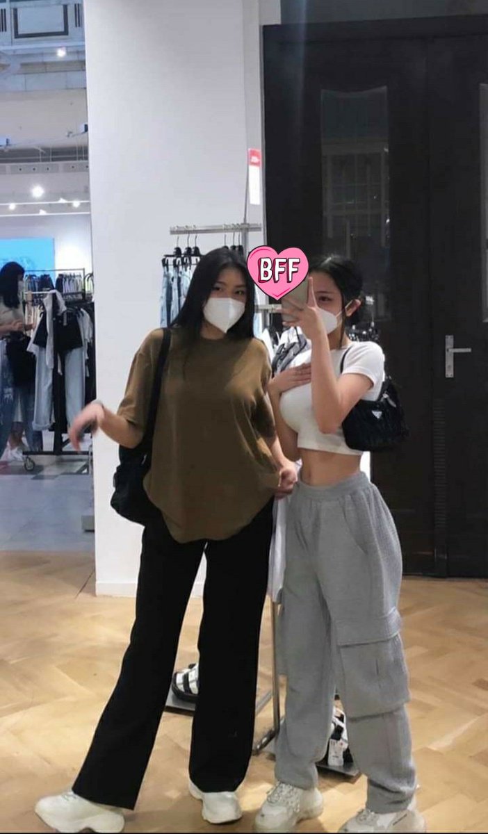 vrilcifer's tweet photo. 🤪
#shoppingdaily #PhotoOfTheDay #Girlfriend #beautiful #prada #Friends #fashiontwt #styletweet https://t.co/ljxScnyzd8