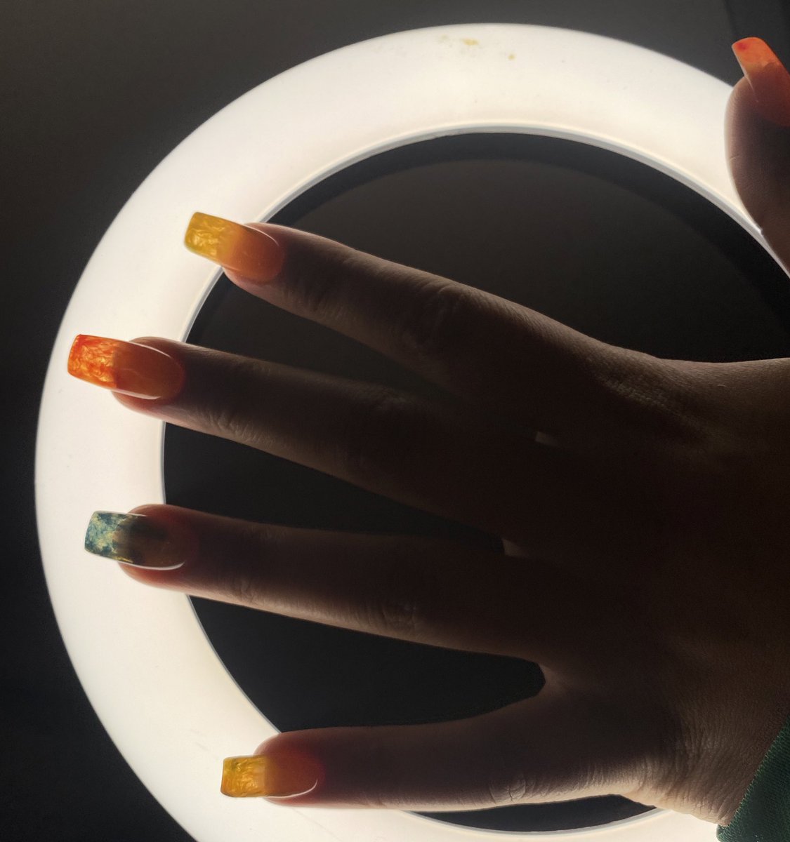 Gaetano Pesce 543 Broadway Chair inspired this set. Nails by the very talented Serena Kim 💅🏽 instagram.com/serenadidem?ut…