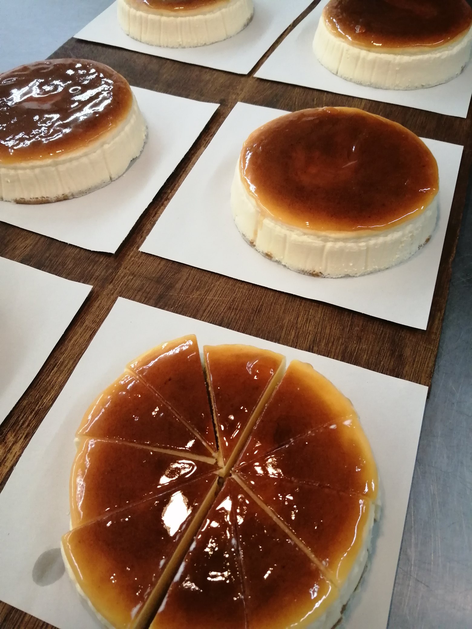 ミスターブレッド ニューヨークチーズケーキ 徳島水の丸高原産いちごのショートケーキ 高知産温室マスクメロンのショートケーキ チョコレートケーキ 只今出来上がりました T Co Fucuntmi4s Twitter