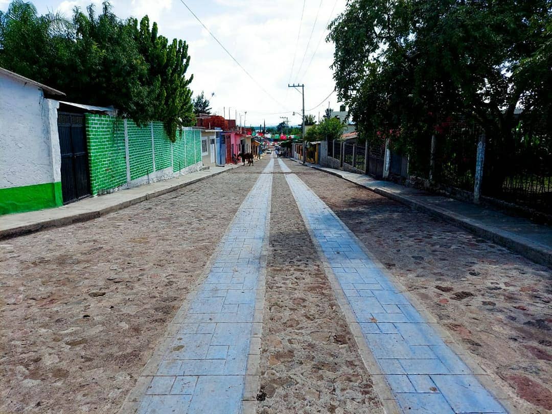 DRJuanJoseG's tweet photo. En el Mármol nos hacen sentir como en casa. 

Ayer regresamos a inaugurar dos de sus calles de acceso, compromisos que hoy se cumplen gracias al trabajo de equipo. https://t.co/noqp7WUli9